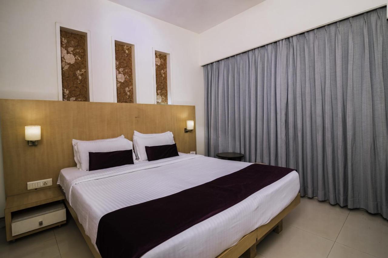 Hotel Monarch Guestline In Midc Rabale, ナビムンバイ エクステリア 写真