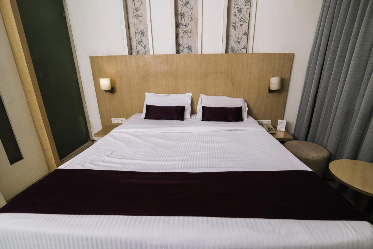 Hotel Monarch Guestline In Midc Rabale, ナビムンバイ エクステリア 写真