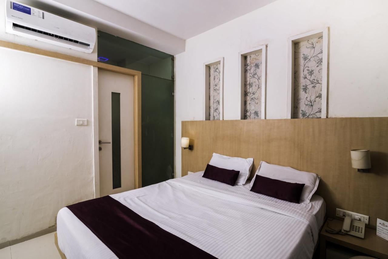 Hotel Monarch Guestline In Midc Rabale, ナビムンバイ エクステリア 写真