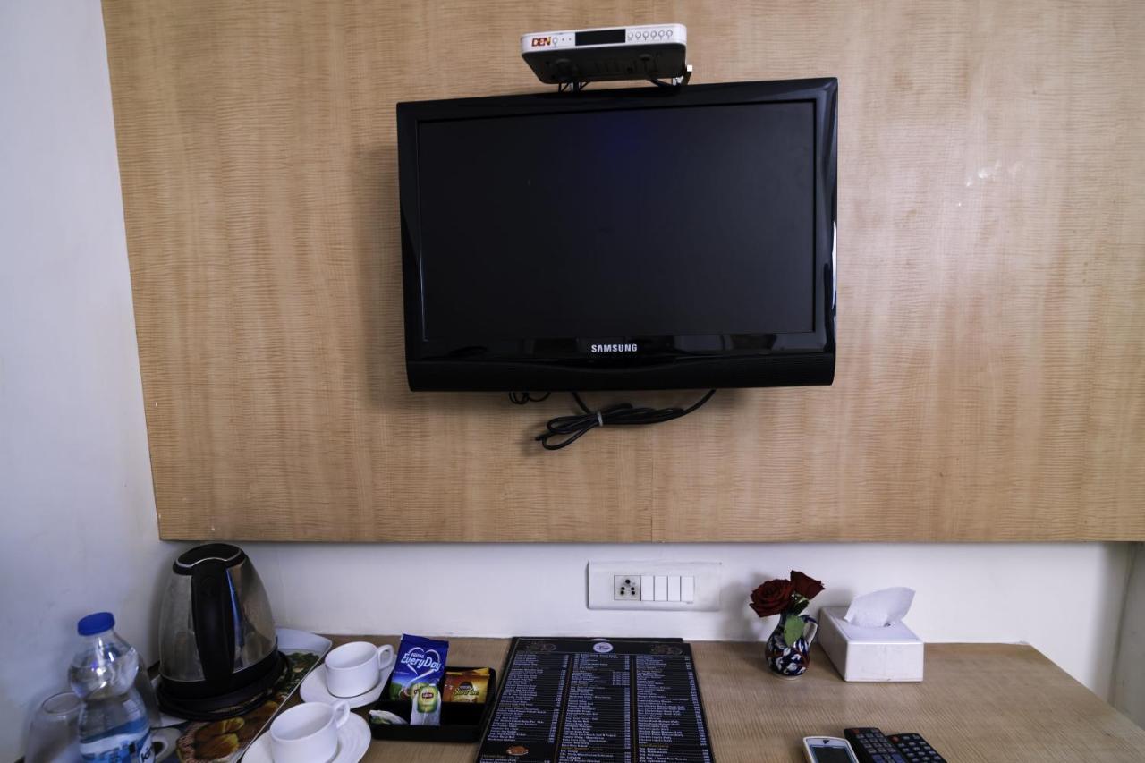 Hotel Monarch Guestline In Midc Rabale, ナビムンバイ エクステリア 写真