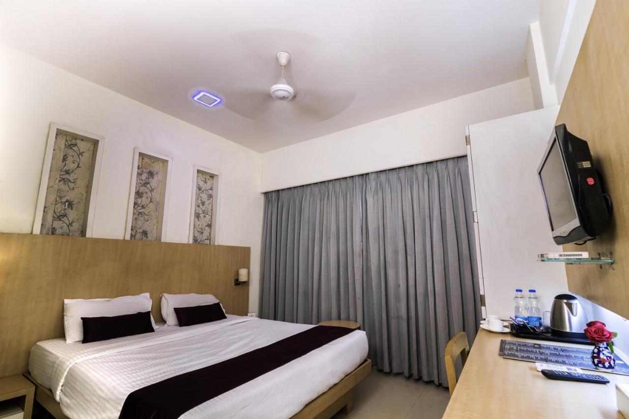 Hotel Monarch Guestline In Midc Rabale, ナビムンバイ エクステリア 写真