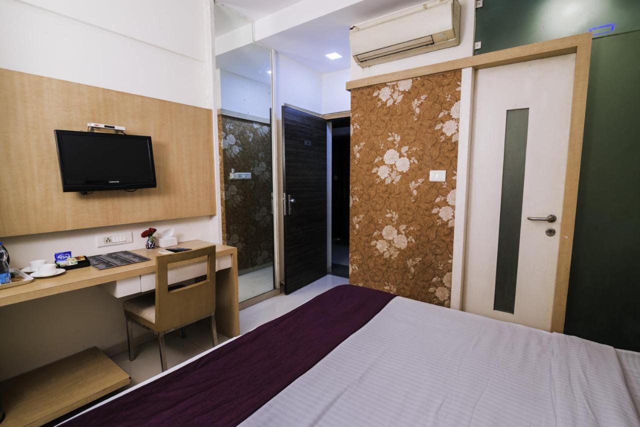 Hotel Monarch Guestline In Midc Rabale, ナビムンバイ エクステリア 写真
