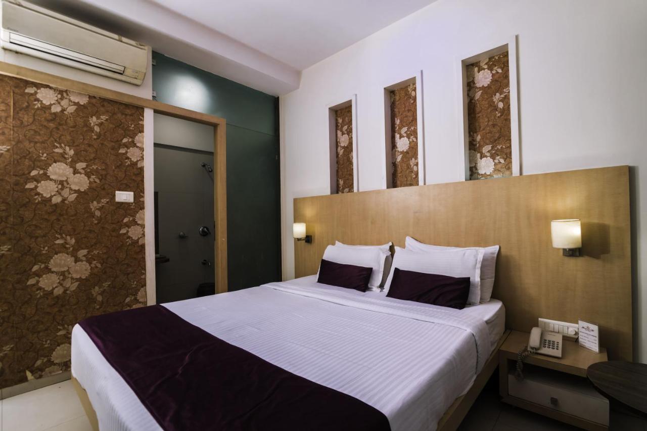 Hotel Monarch Guestline In Midc Rabale, ナビムンバイ エクステリア 写真