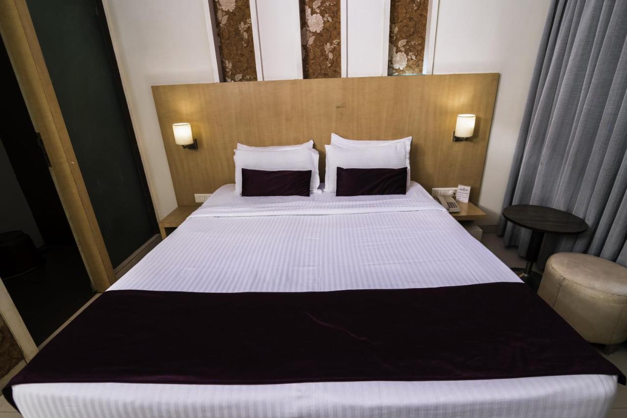 Hotel Monarch Guestline In Midc Rabale, ナビムンバイ エクステリア 写真
