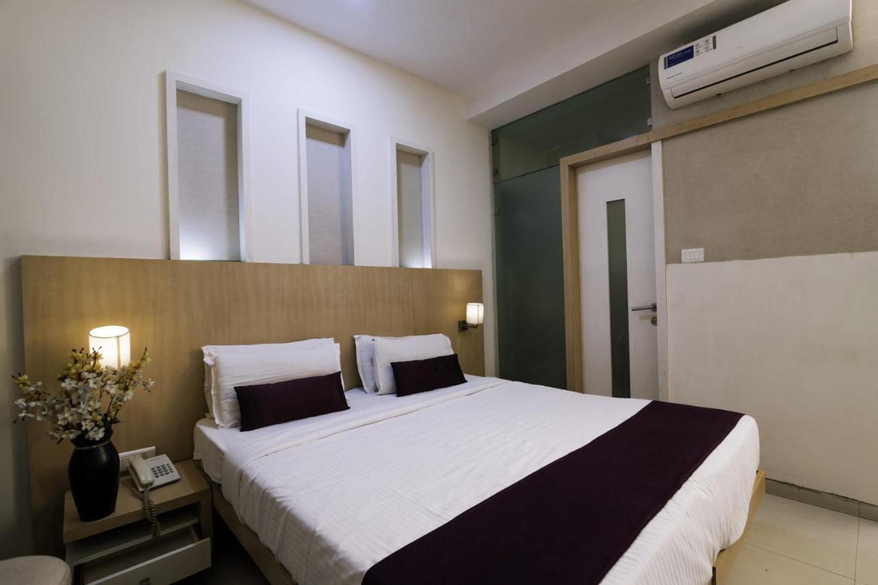 Hotel Monarch Guestline In Midc Rabale, ナビムンバイ エクステリア 写真