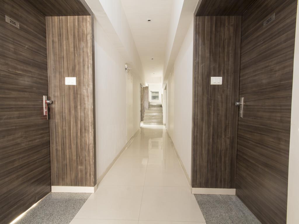 Hotel Monarch Guestline In Midc Rabale, ナビムンバイ エクステリア 写真